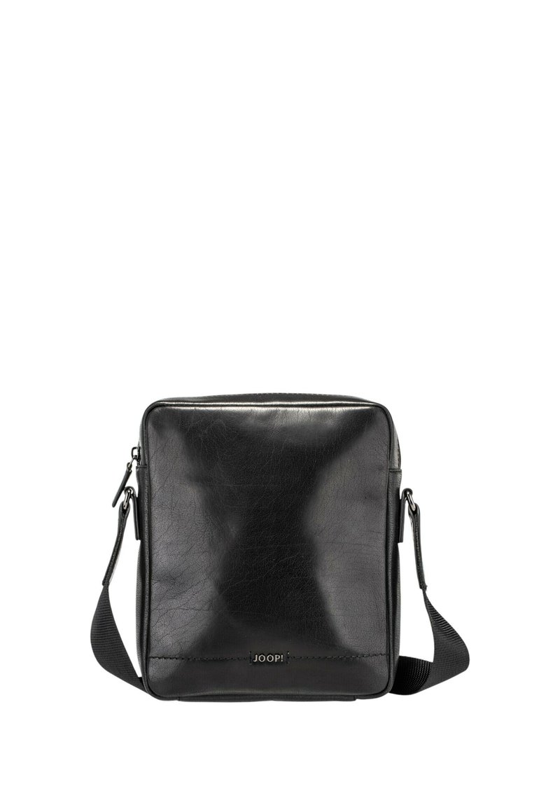 Černá kožená crossbody taška čtvercového tvaru, s hladkým povrchem, horním zipovým uzávěrem a nastavitelným popruhem. Obsahuje decentní logo.