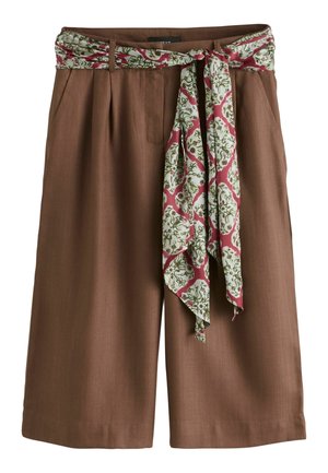 Shorts marron à jambes larges avec plis à l'avant et poches latérales, accompagnés d'une ceinture en tissu à motif floral nouée en nœud à la taille.