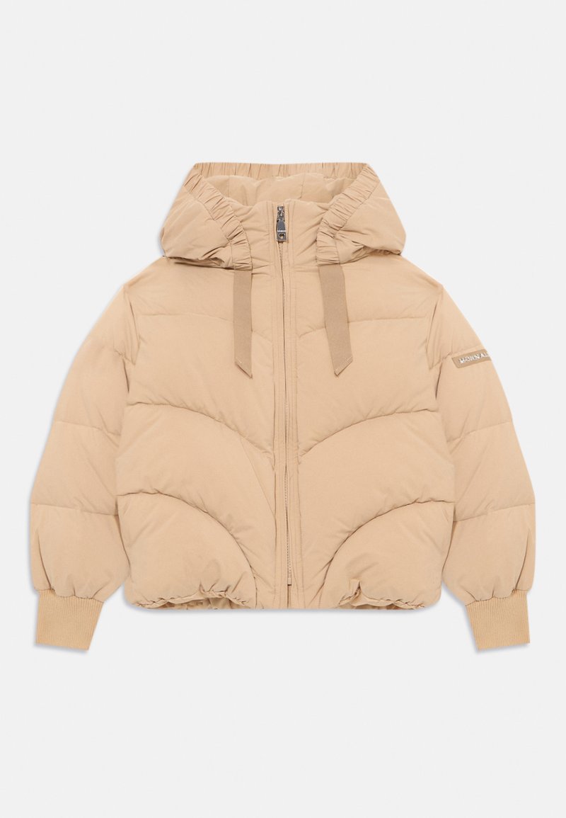 Béžová skrátená pufrová bunda s kapucňou na sťahovanie, zipsovým zapínaním a lemom so vzorom. Má prešívaný, polstrovaný design s hladkou textúrou.