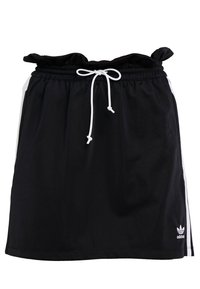 Černá sportovní sukně s elastickým volánkovým pasem, bílou šňůrkou a bílými bočními pruhy. Na spodním pravém rohu se nachází logo Adidas.