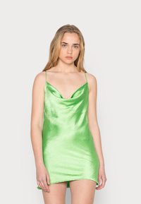 Vestido mini em satin verde com decote drapeado e finas alças de spaghetti. Textura suave com um acabamento brilhante.