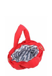 Bolso acolchado rojo con asas suaves, mostrando una parte superior abierta que revela un forro interior a rayas grises y blancas con un pequeño bolsillo con cremallera.