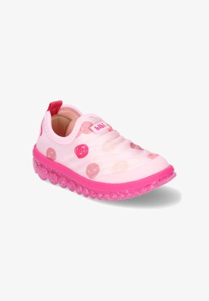 Różowe dziecięce buty typu slip-on z wielokolorowymi okrągłymi wzorami, różową podeszwą z pęcherzykami i pętelką na pięcie, z napisem "bibi" na górze.