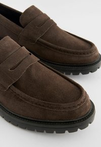 Next SUEDE CLEATED - REGULAR FIT - Loaferit/pistokkaat - brown