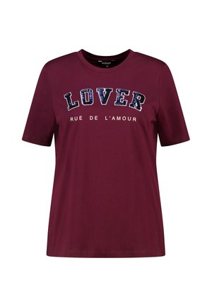 Bordeauxkleurig T-shirt met korte mouwen, met blauwe paillettenletters "LOVER" en witte tekst "RUE DE L'AMOUR" aan de voorkant.