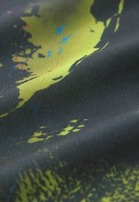Țesătură texturată cu o bază neagră, având modele abstracte vibrante de culoare galbenă și albastră pe întreaga suprafață, creând un efect vizual dinamic.