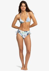 Bikini-Set mit einem mehrfarbigen Blumenmuster. Das Oberteil hat ein dreieckiges Design, während die Unterteile hoch geschnitten sind und seitliche Bindebänder haben.