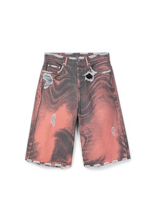 Shorts en denim taille haute, longueur genou, avec un motif tie-dye noir et corail délavé, plusieurs déchirures usées sur le devant et bords effilochés.