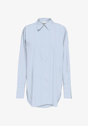 Camicia azzurro chiaro a maniche lunghe con bottoni, righe verticali sottili bianche e polsini ampi.