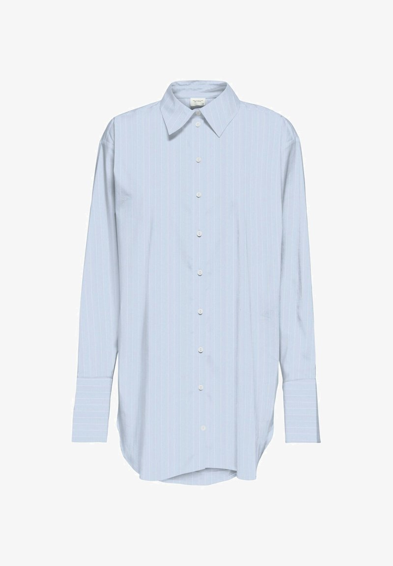 Chemise à manches longues bleu clair avec des fines rayures verticales blanches et de larges poignets.
