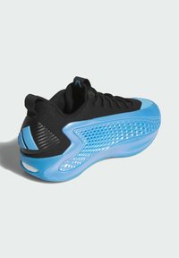 Sort og blå atletiske sneakers med tekstureret sål, mesh-overdel, snørebånd, trækstrop på hælen og logo-detalje bagpå.