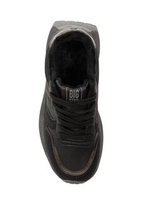 Czarne sneakersy z teksturowaną cholewką, okrągłym czubkiem, wzmocnionym tyłem i sznurówkami. Widoczne logo na języku. Gruba gumowa podeszwa.