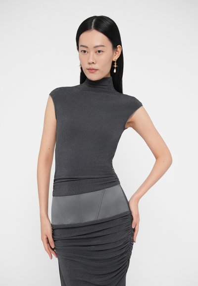 Testhez simuló szürke ruha ujjatlan kialakítással, magas nyakkal és ráncolt textúrával. Deréknál egy sima felületű panel található.