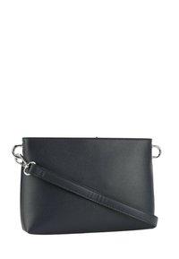 Bolso cruzado de cuero negro con textura granulada, herrajes en plata y correa ajustable. Forma rectangular con un diseño limpio y minimalista.