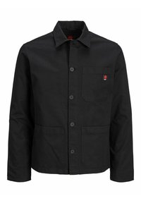 Svart bomulljacka med krage, knappfront och två framfickor. Har en liten röd logotyp på bröstfickan.