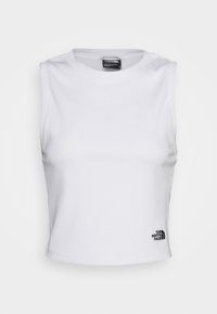 Biały, bezrękawnikowy crop top wykonany z materiału w prążki; posiada okrągły dekolt i małe czarne logo w lewym dolnym rogu.