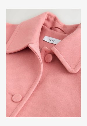 Rosa Wollmantel mit großem Kragen, ausgestattet mit runden Knöpfen und einer glatten Textur. Ein Etikett mit "NEXT" ist sichtbar innen.