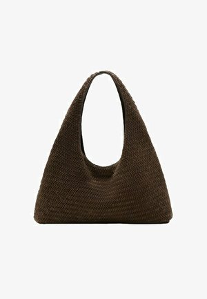 Bolso triangular marrón tejido con correa ancha y estructura suave y flexible sobre un fondo blanco.