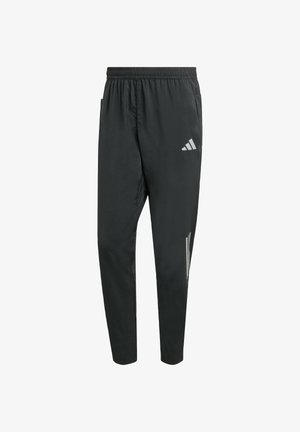 Czarne spodnie dresowe z lekkiego materiału z elastyczną talią, bocznymi kieszeniami i srebrnym logo Adidas.