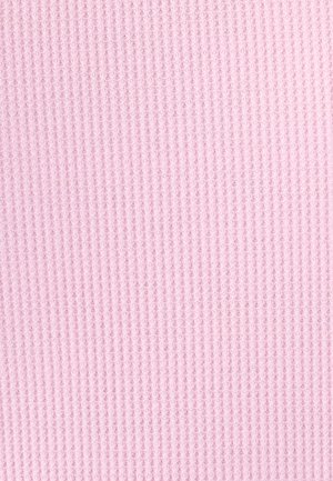 Tessuto rosa chiaro lavorato a maglia con una texture a coste verticali, motivo uniforme e regolare su tutta la superficie.