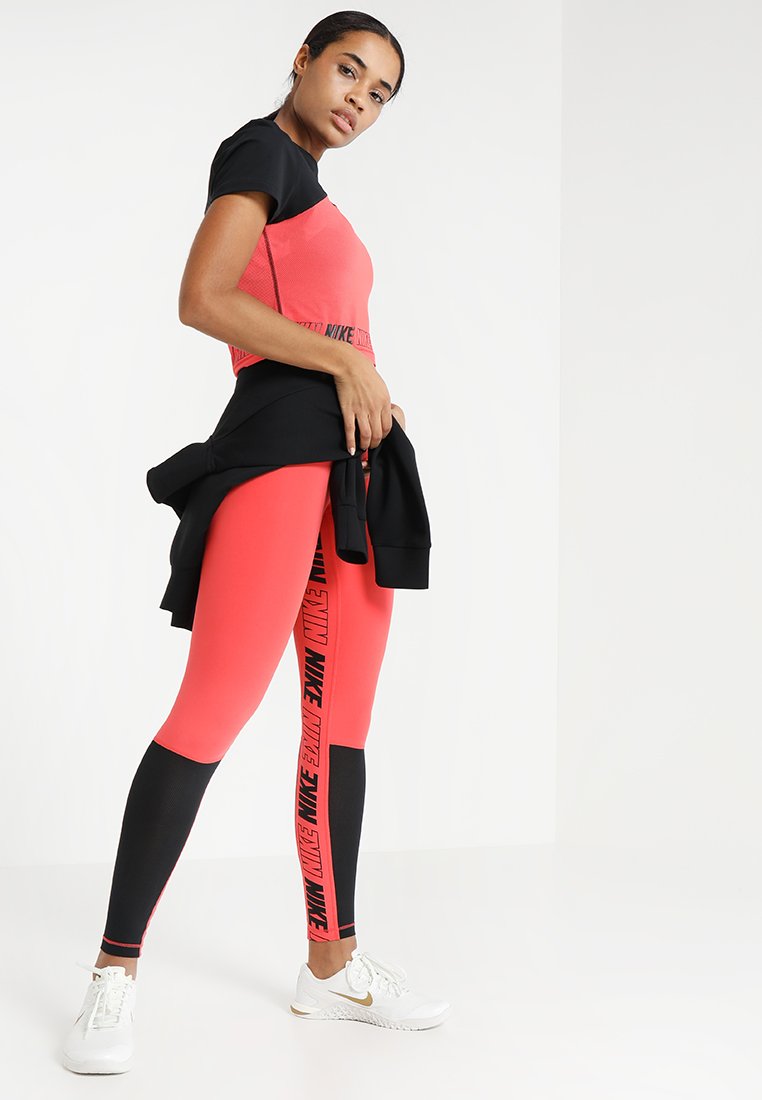 nike performance icon clash graphic