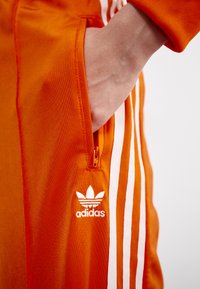 adidas Originals FIREBIRD LOOSE TRACK - Trainingsbroek - orange