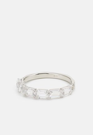 Prstýnek ve stříbrném tónu s pěti obdélníkovými čirými kameny zasazenými v prstýnkách, hladkým leštěným páskem a rytými detaily.