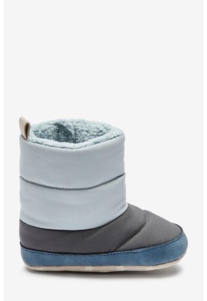 Chausson bottine d’intérieur doux et rembourré, en nuances de gris et bleu, avec une doublure polaire et une languette en tissu au talon.