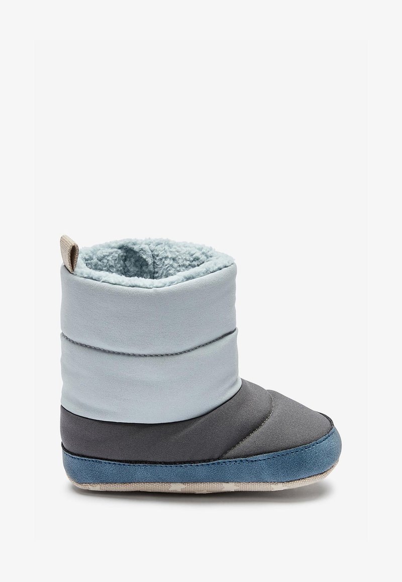 Chausson bottine d’intérieur doux et rembourré, en nuances de gris et bleu, avec une doublure polaire et une languette en tissu au talon.