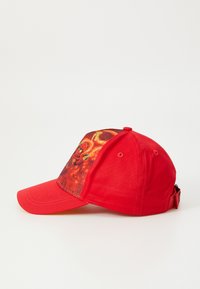 Rote Baseballmütze mit einem Motiv eines Superhelden, mit gebogenem Schirm und verstellbarem Riemen hinten. Texturiertes Material und lebendige Farben.