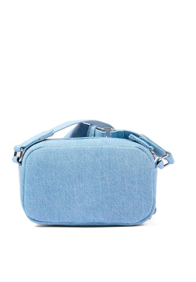 Sac bandoulière rectangulaire en denim bleu clair avec sangle ajustable et ferrures métalliques argentées sur fond blanc.