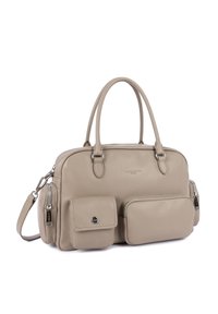 Borsa a tracolla in pelle beige con due manici, tracolla removibile, tasca anteriore con pattina e bottone, e tasca con zip, logo impresso sul davanti.