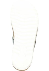 Semelle en caoutchouc blanc avec une finition texturée et un motif strié ; bordure en jute beige sur le côté ; sangle réglable grise sur le côté.