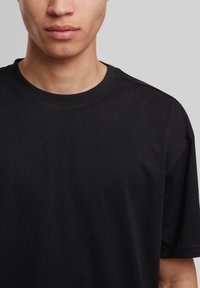 Urban Classics LOOSE TEE - Pamata T-krekls - black
