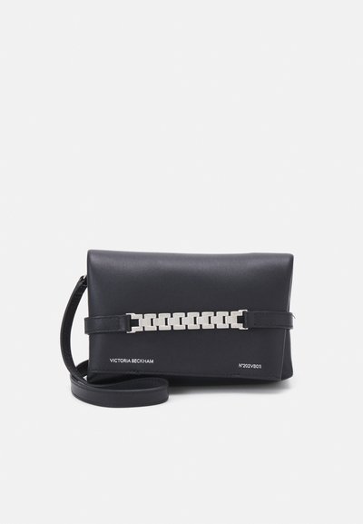 Sort læder crossbody taske med rektangulær form, prydet med en sølvfarvet kæde og en aftagelig skulderrem.