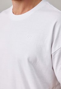 SNOCKS T-shirt basic - weiß