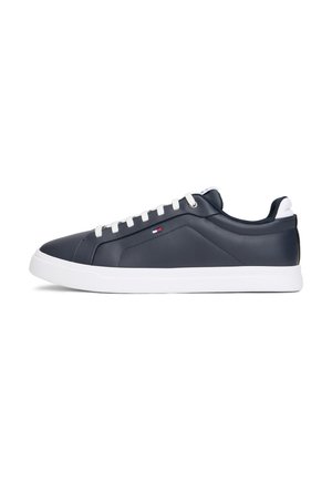Marineblaue Leder-Sneaker mit weißen Gummisohlen, einem schlanken Design, kontrastierenden weißen Schnürsenkeln und dezentem Logodetail.