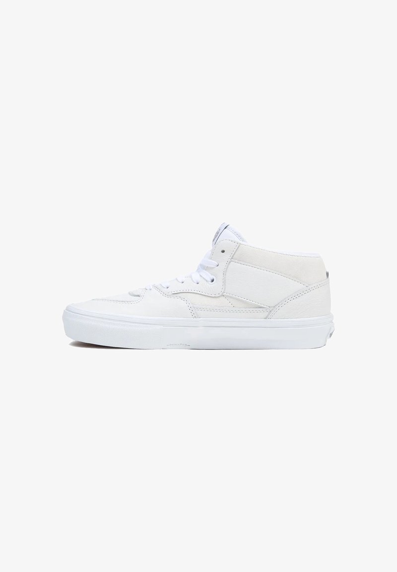 Sneaker alte con parte superiore in pelle bianca, design con lacci, supporto alla caviglia imbottito e suola in gomma. Aspetto minimalista e elegante.