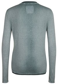 Långärmad tröja i en ljus teal färg, tillverkad av ett tunt, texturerat stickat material. Har rundad hals och en enkel baksida utan dekorationer.