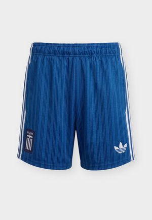 Pantalones cortos deportivos azules con rayas blancas en los laterales, cintura elástica, logo de Adidas en la pierna derecha y parche con emblema griego en la pierna izquierda.