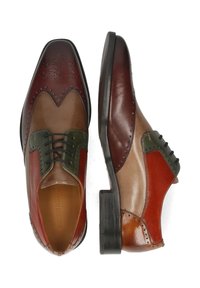 Zapatos de cuero brogue bicolor para hombre en marrón, beige, verde oliva y rojo con cordones negros, vistos desde arriba y de lado.