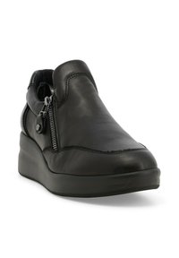 Scarpa nera in pelle senza lacci con superficie testurizzata, dotata di una cerniera laterale, punta arrotondata e suola a cuneo imbottita per un'altezza maggiore.