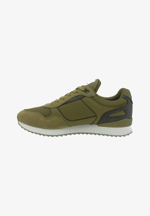 Baskets de sport vert olive comportant un mélange de matériaux en daim et en textile, avec un bout rond, une semelle rembourrée et une semelle extérieure texturée avec des détails de traction.