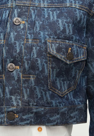 Džínová bunda s modrým monogramovým vzorom, medeným prešívaním a hnedými kovovými prvkami, zapínanie na gombíky a predné vrecká.