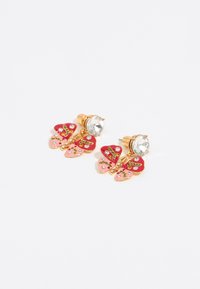 Orecchini a forma di farfalla in tono dorato, caratterizzati da smalto rosso e rosa con dettagli di cristallo e intricato design.