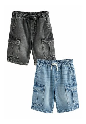 Zwei Paar Jeans-Cargoshorts mit elastischem Bund und Kordelzug, eines schwarz gewaschen und eines hellblau ausgewaschen.