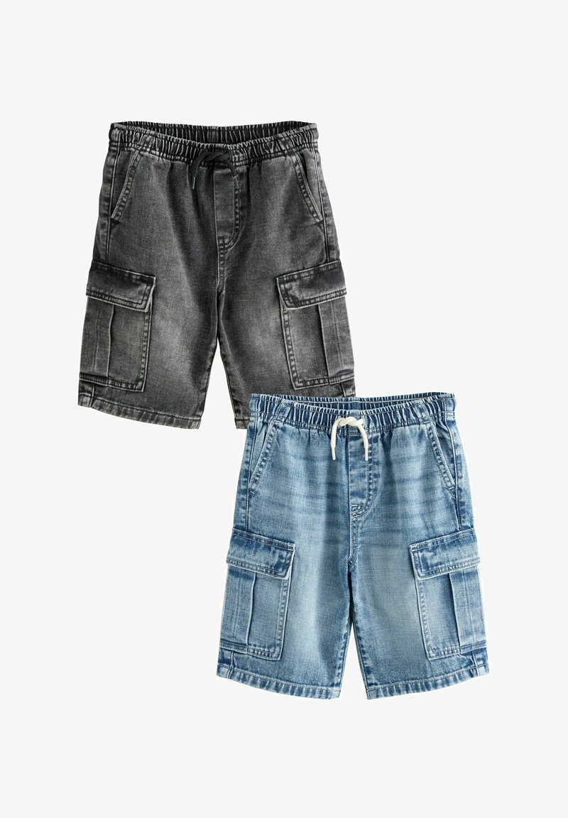 Zwei Paar Jeans-Cargoshorts mit elastischem Bund und Kordelzug, eines schwarz gewaschen und eines hellblau ausgewaschen.