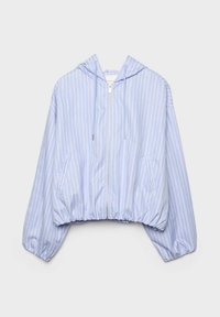 Veste à capuche rayée verticalement bleu clair et blanc avec fermeture éclair frontale, ourlet et poignets élastiques, et deux poches latérales.