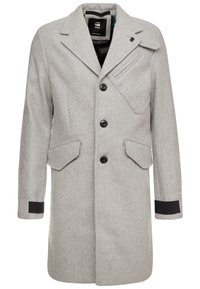 Abrigo de mezcla de lana gris con collar notched, bolsillos frontales con solapa y tres botones. Presenta un bolsillo en el pecho diagonal y acentos negros en los puños.