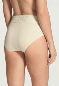 Hoge taille beige onderbroek met een kanten rand, gemaakt van zacht katoenmateriaal, met naadloze randen en een gladde textuur.